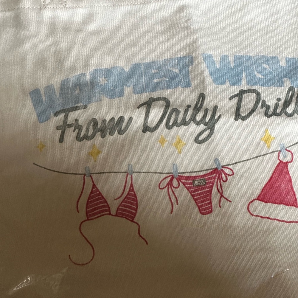 Daily Drills Cream Tote Limited Edition Warmest Wishes Print - Picture 2 of 3